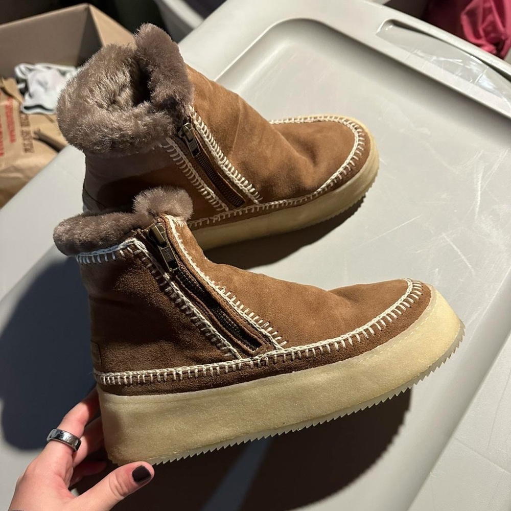 Laidback London zip up winter boots